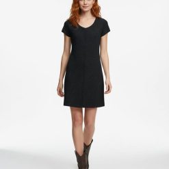 robes longues noires à pois boutonnée manches courtes portée par une femme aux cheveux roux avec des bottes en cuir marron