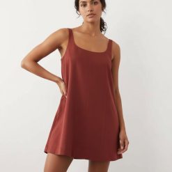 robes droites à pois découvert courte dos été rouille portée par un mannequin sur fond neutre coupe trapèze et bretelles larges