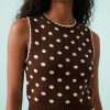 robes droites à pois maille courte en chocolat portée par une femme avec col rond et finitions blanches
