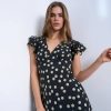 robes pin up noires à pois blanc monochrome manches évasées col v robe longue élégante femme mode