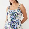robes roses à pois blanc fines bretelles trapèze coupe corset imprimé fleuri bleu et violet portée par un mannequin sur fond blanc