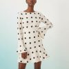 robes satin à pois écru courte manches ange taille tombante robe à manches longues volantées et pois noirs portée par une mannequin femme