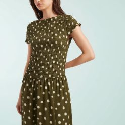robes vertes à pois froncée longue robe kaki avec des manches courtes volantées et un col montant portée avec des sandales