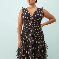 robes à pois grandes tailles longue froncée cascade détail marron élégante soirée pour femme ronde chic