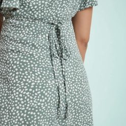 robes vertes à pois couronne de lauriers courte boutonnée rétro avec ceinture nouée à la taille et motif imprimé blanc sur fond vert