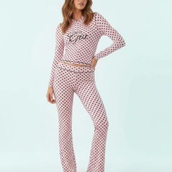 sweats à pois roses capuche fermeture éclair coutures contrastantes logo ensemble imprimé avec pantalon évasé assorti porté par un mannequin