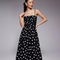 robes à pois noirs longue caraco petite robe elegante a bretelles fines avec motifs imprimes de points blancs bustier fronce et jupe evasee pour femme