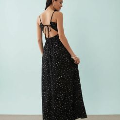 robes noires à pois blancs en tulle sans manches mi-longue col rond coupe evasee avec doublure noire