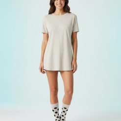 chaussettes à pois pierre ponce avec couleur femme portées par une femme debout sur fond clair