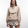 caleçons à pois satin détails style short et dentelle blanc avec motifs noirs porté par une femme avec une veste beige