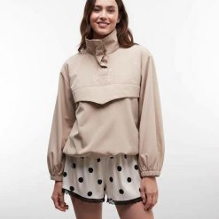 caleçons à pois satin détails style short et dentelle blanc avec motifs noirs porté par une femme avec une veste beige