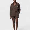 caleçons à pois marron chocolat blancs style short ensemble porté par une femme avec une chemise et un short assorti