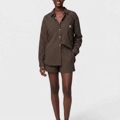 caleçons à pois marron chocolat blancs style short ensemble porté par une femme avec une chemise et un short assorti