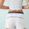 shortys à pois doux pyjama ensemble et caraco long bleu porté par une femme vue de dos