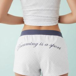 shortys à pois doux pyjama ensemble et caraco long bleu porté par une femme vue de dos