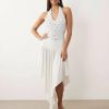 bodys à pois en polyamide design encolure dégagée porté par une femme avec une jupe asymétrique blanche