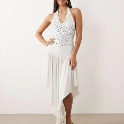 bodys à pois en polyamide design encolure dégagée porté par une femme avec une jupe asymétrique blanche