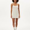 chaussettes à pois petits pailletées doublure argent femme portées par un mannequin avec une nuisette courte écru sur fond blanc