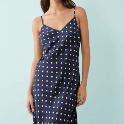 nuisettes à pois satin longue robe en bleu marine portée par une femme vue de face et de dos