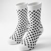 chaussettes à pois noir et blanc femme coton hautes avec motif de petits pois noirs sur fond blanc