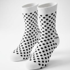 chaussettes à pois noir et blanc femme coton hautes avec motif de petits pois noirs sur fond blanc