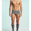 chaussettes à pois et rayures multi lot de 2 paires grises portées par une femme une paire à pois rouges aux pieds et une à rayures au sol