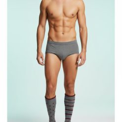 chaussettes à pois et rayures multi lot de 2 paires grises portées par une femme une paire à pois rouges aux pieds et une à rayures au sol