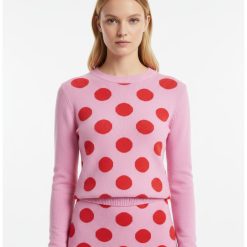 bodys à pois bleu en tulle froncé asymétrique porté par une mannequin aux cheveux bouclés et un pantalon clair