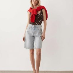 bodys à pois femme mode chic avec bordure picots marron décolleté carré porté avec un bermuda en jean