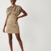 blouses à pois ivoire satinée détails avec foulard bouffants robe courte olive a pois blancs col v manches courtes