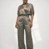 blouses à pois avec foulard curve satinée oversize détail vert olive satiné à pois blancs portée par un mannequin avec pantalon large assorti