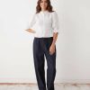blouses à pois froncée blanc pour femme style chic avec col montant et manches bouffantes à volants et buste smocké boutonné sur le devant