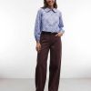 blouses à pois bleu col avec claudine femme a manches longues portee sur un pantalon large marron