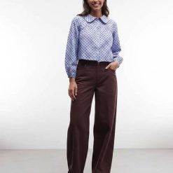 blouses à pois bleu col avec claudine femme a manches longues portee sur un pantalon large marron
