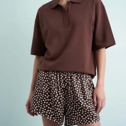 caleçons à pois marron style short en satin porté par une femme avec un polo marron à manches courtes