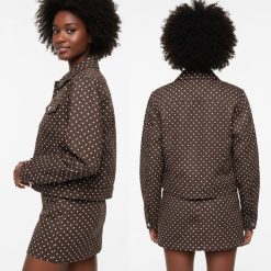 vestes à pois coton crochetée chocolat courte col maille ensemble porté par un mannequin vue de profil et de dos