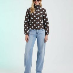 vestes à pois en col jean avec cheminée ajustée marron avec pois bleu ciel portée par un mannequin femme avec un jean large bleu clair