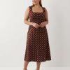 robes moulantes à pois carrée surpiqûres avec encolure mi-longue couleur marron chocolat avec des pois blancs sans manches
