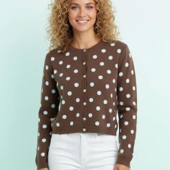 pulls à pois hommes style foulard marron chic gilet marron a pois bleu clair ferme par des boutons avec un pantalon blanc