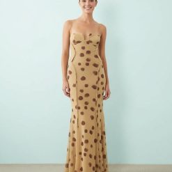 robes moulantes à pois marron tulle structurés longue coutures apparentes portée par un mannequin élégant sur fond bleu clair