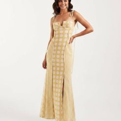 robes moulantes à pois longue en tulle imprimé sculptant effet coutures apparentes jaune et blanche portée par une femme