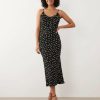 robes moulantes à pois monochrome encolure dégagée longueur mollet coupée biais portée par une femme souriante avec des sandales noires à talons