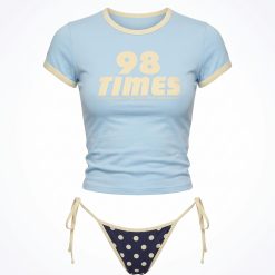 strings à pois bikini bas de string marron et tshirt court bleu ciel imprimé 98 times avec bordures beiges