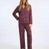 strings à pois bikini bas de string marron ensemble de pyjama deux pieces bordeaux a pois blancs porte par une femme