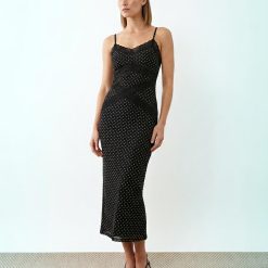 robes rouges à petit pois tulle dentelle bordure petite noir portée de dos par un mannequin avec des talons noirs