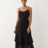 robes à pois noirs et blancs bretelles longue fines a volants mi longue pour femme sur fond blanc