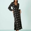 robes à pois transparentes jacquard maxi col v noirs longue a manches bouffantes portee avec des escarpins noirs