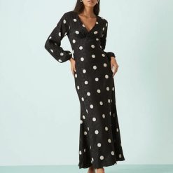 robes à pois transparentes jacquard maxi col v noirs longue a manches bouffantes portee avec des escarpins noirs
