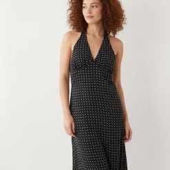 robes à pois noirs et blancs dos longue nu avec attache tour de cou nouee et dos nu detail de la coupe arriere