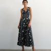 robes à pois marine bordeaux manches longues motif tacheté mollet portée par un mannequin élégant sur fond menthe